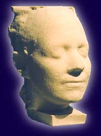 Steinstatue av et ansikt.