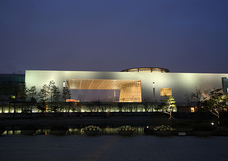 Bildet kan inneholde: arkitektur, himmel, natt, bygning, idrettsarena.