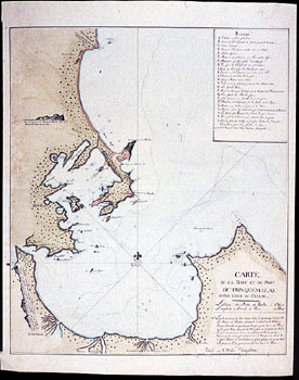 Fransk: Kart over havnen i Trinkomale. (Kat.nr. 4537-17) Mål bilde: 48,4 x 41,5. Ytre mål: 55,4 x 44,5. Påskrift: Carte de la Baye et du Port de Trinquemalay dans l’isle de Ceylon