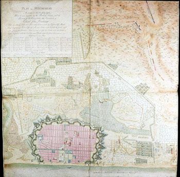 Gantz: Kart over Pondicherry. (Kat.nr. 4537-26) Mål bilde: 73,5 x 72. Ytre mål: 75 x 72,5. Påskrift: Plan of Pondicherry Joh Gantz fecit {På baksiden:} Original Den Engelske Ingenieurs Kort i 1792 {antagelig P. Ankers skrift}