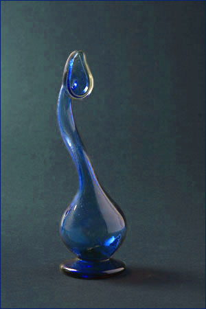 En vaselignende gjenstand laget av blått glass.