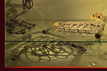musikk instrument ,messinginstrument ,blåseinstrument ,font ,metall.