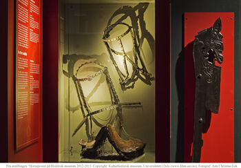 kunst ,bilderamme ,font ,sandal ,vitrineskap.