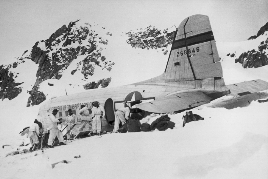 Bildet kan inneholde: kjøretøy, snø, fjell, luftfartøy, luftfartsprodusent.