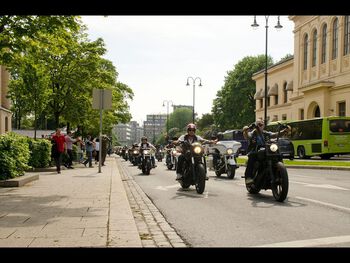 Boklansering "Helvetes engler" av Marcel Leliënhof og Hugo Lauritz Jenssen. Hells Angels kortesje på hundre sykler ankommer museet.