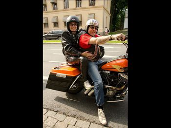 Boklansering "Helvetes engler" av Marcel Leliënhof og Hugo Lauritz Jenssen. Kurator Lill-Ann Chepstow-Lusty ankommer museet i Hells Angels' kortesje.