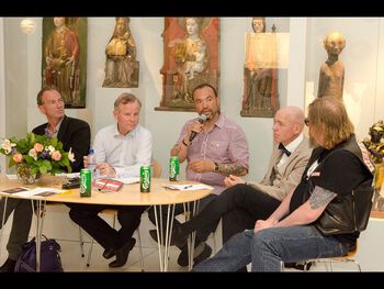 Boklansering "Helvetes engler". Debatt ved Thomas Hylland-Eriksen, rektor ved UiO&amp;#160;Ole Petter Ottersen, fotograf&amp;#160;Marcel Leliënhof, forfatter Hugo Lauritz Jenssen og Hells Angels talsperson Rune Super'n Olsgaard.&amp;#160;