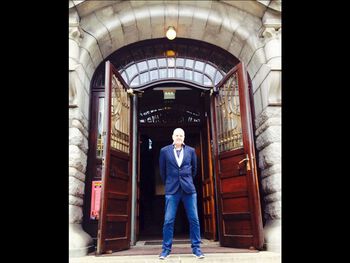 EuroPride 2014: Den homohistoriske bussturen Urinal til katedral &amp;#160;avsluttet på Pride House / Historisk museum. Guide Svein Skeid på vei inn i Pride -utstillingen vår.