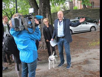 EuroPride 2014: Fra den homohistoriske bussturen&amp;#160; Urinal til katedral . Guide Svein Skeid intervjues av NRK Kveldsnytt.