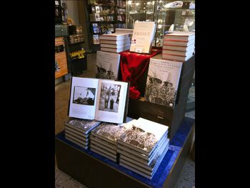BOKLANSERING: "Among Unknown Tribes – Rediscovering the Photographs of Explorer Carl Lumholtz". Ann Christine Eek ved Kulturhistorisk museum er en av fem forfattere av boken.