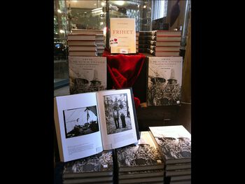 BOKLANSERING: "Among Unknown Tribes – Rediscovering the Photographs of Explorer Carl Lumholtz". Ann Christine Eek ved Kulturhistorisk museum er en av fem forfattere av boken.