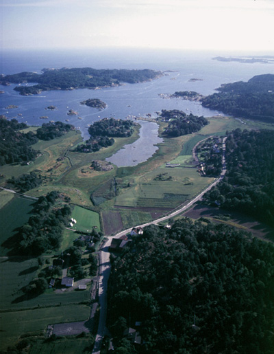 Bildet kan inneholde: vannforsyning, vann, luftfoto, naturlig landskap, kyst.