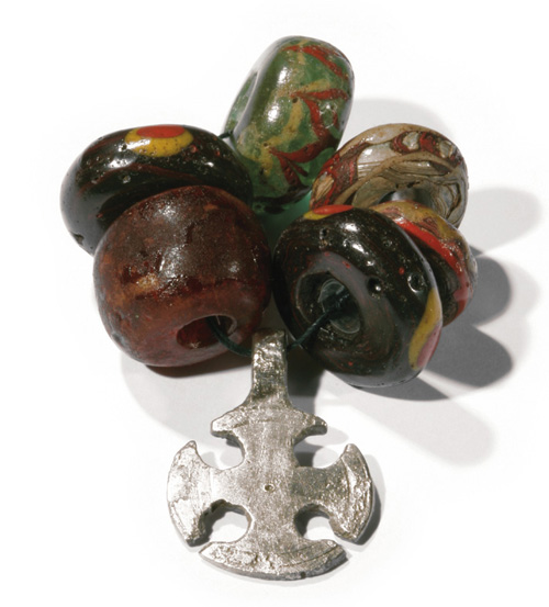Bildet kan inneholde: storhullsperle, glass, motetilbehør, perlene.