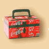 Koffert laget av tre. Utenpå&amp;#160;er den dekket med feilvare fra en fabrikk som produserer Coca-Cola-bokser