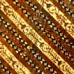 Bildet kan inneholde: gull, brun, metall, beige, mønster.