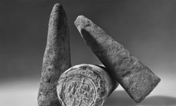 Bildet kan inneholde: svart, gest, finger, tre, monokrom fotografering.
