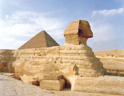 Bildet kan inneholde: sky, himmel, skulptur, pyramide, landskap.