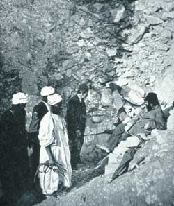 Bildet kan inneholde: hodeplagg, berggrunn, monokrom fotografering, monokrom, kunst.