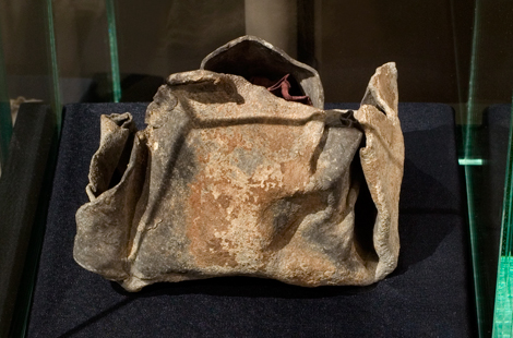 Bildet kan inneholde: bag, bagasje og vesker, tre, gjenstand, berggrunn.