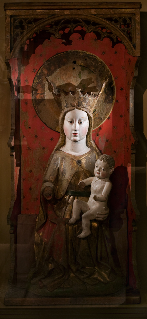 Bildet kan inneholde: statue, tinning, skulptur, kunst, tre.