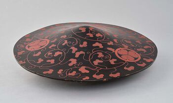 Hjelm til en fotsoldat, "jingasa". Den bærer det runde familieemblemet, "mon", til Tokugawa-familien, Japans mektigste gjennom 270 år.