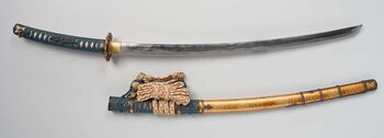 Den fine buen på sverdklingen er perfeksjonert for kutt. Selve klingen er fra 1600 eller litt før, og er slitt etter bruk. De andre delene er montert på 1800-tallet.
