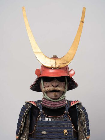 Disse hornene gjør at man er godt synlig i krigstummelen med støvskyer og kruttrøyk. Siden samuraiene ikke brukte uniform måtte man vite hvem som var venn og hvem som var fiende.