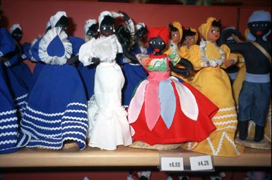 Bildet kan inneholde: kjole, dukke, leketøy, underholdning, scenekunst.