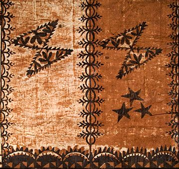 Tapa - detalj av dekorert barkteppe fra Tonga. Stjernene symboliserer stjernestien som sjøfarende navigerer etter, det andre elementet i dekorasjonene er en stilisert representasjon av utriggerkanoen. Gitt i gave til Sosialantropolog Arne Perminow under feltarbeid på Tonga i 1992, privat eie.