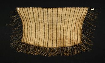 Lendeklede av finflettet ’lin’ (phormium)&amp;#160; fra Ny Zealand. Klimaet på Ny Zealand gir ikke grunnlag for å dyrke morbærtrær som er utgangspunktet for barktøyet som produseres mange steder i Stillehavet. I stedet ble linplanten den viktigste i fremstillingen av maorienes tradisjonelle tekstiler. &amp;#160;&amp;#160;Innkommet til Christiania Universitet i 1833 som gave fra konsul Ring.