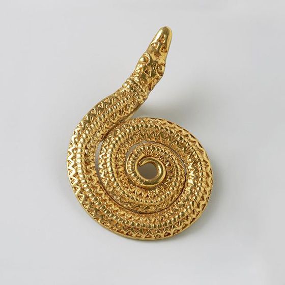 Hoen-skatten er en enestående samling av kostbarheter; store gullringer, frankiske gullsmykker, arabiske mynter, fargerike perler, romerske antikviteter og en engelsk ring.